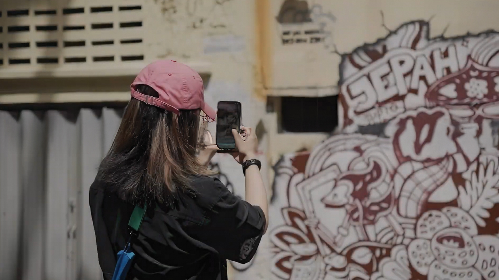 CheritAR × Think City — AR avatar of a heritage building rendered in the camera view while the visitor stands in Dataran Merdeka